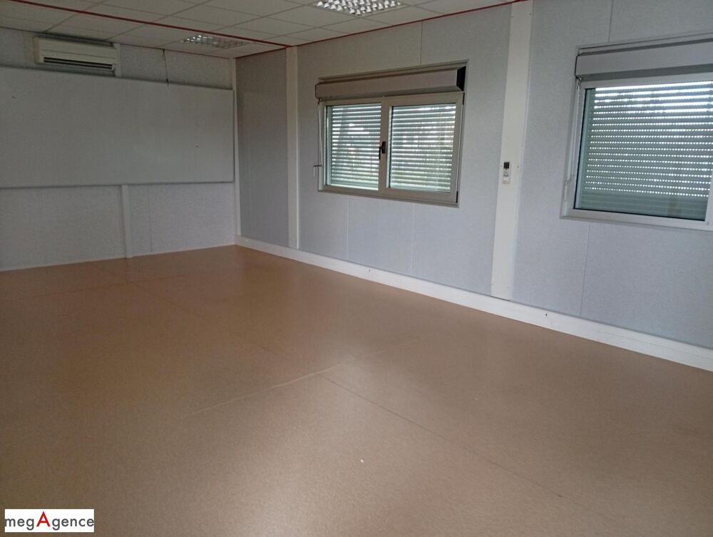  Bureaux, garage de 375 m² sur 9633 m² de terrain clos. Varennes-sur-allier