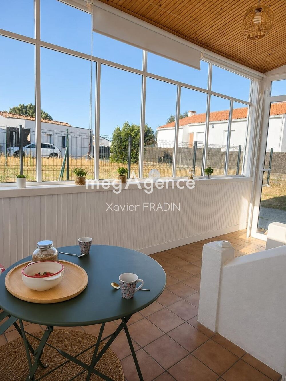 Appartement rénové avec véranda, sous-sol de 27m²et 100m² d' extérieur