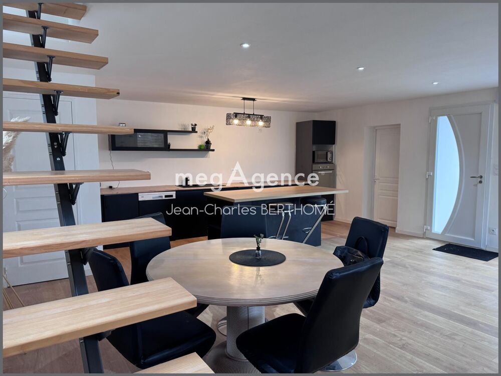 Proche toutes commodités, Maison de 110m2 habitable entièrement rénovée, 3 chambres, jardin, terrasse.
