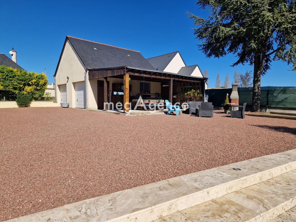 LONGUE JUMELLES centre ville. Lot de 2 maisons avec piscine sur un terrain de 1260 m².