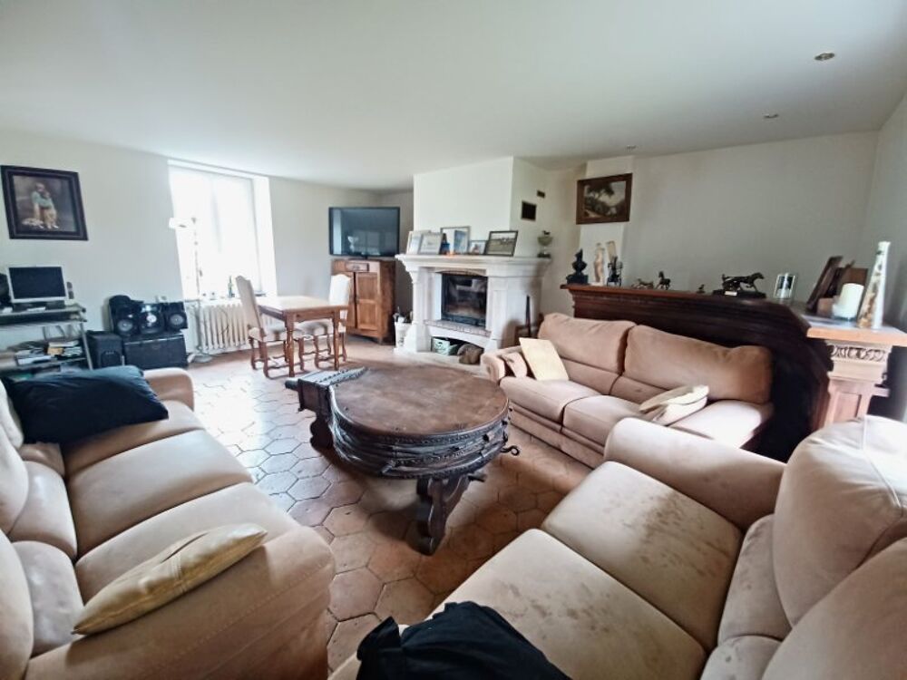 Maison de pierre avec dépendances sur 7 hectares