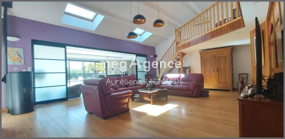 5 chambres, terrain clos et paysager, piscine, garage.