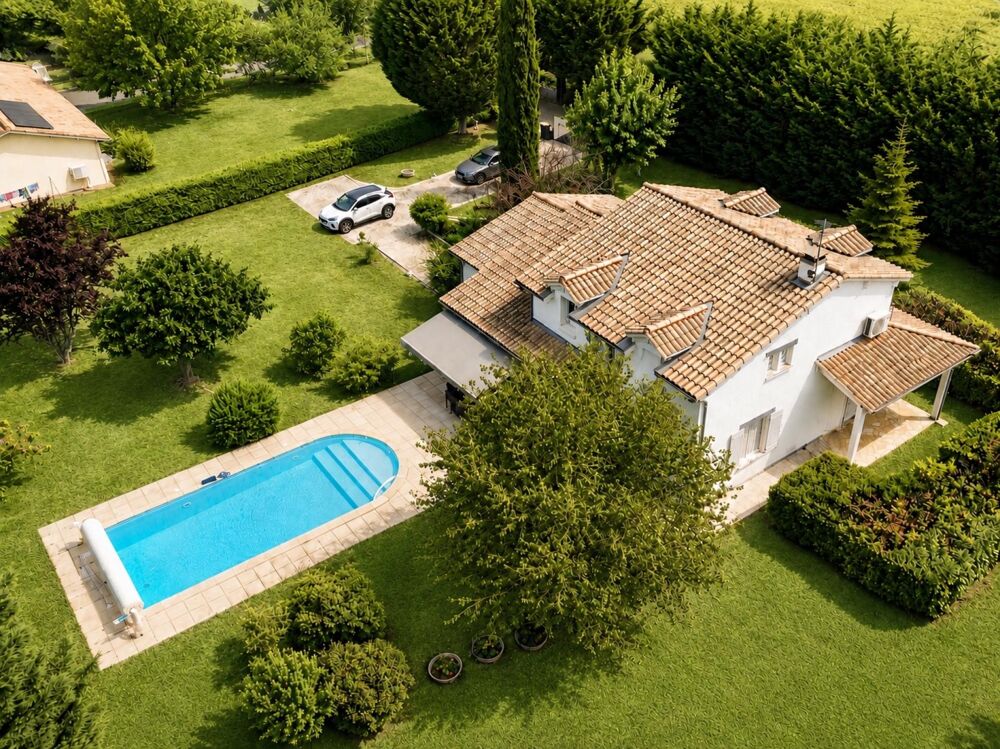 Découvrez votre havre de paix aux portes de Bordeaux ! Cette magnifique maison à Sadirac, nichée au coeur d'un parc arboré, vous