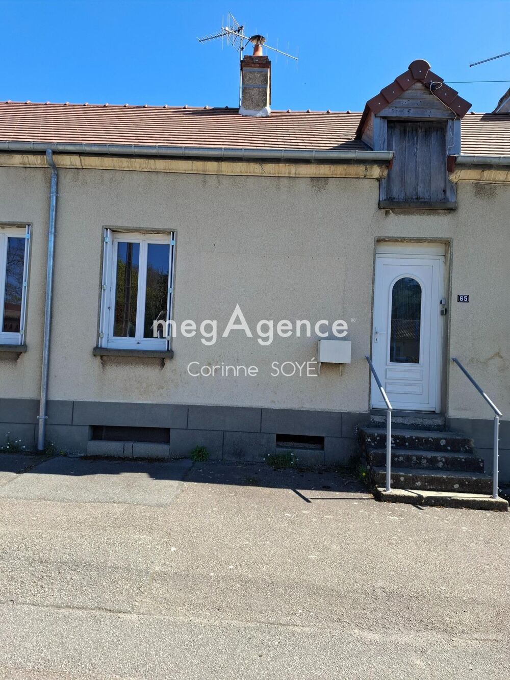 Maison lumineuse avec fenêtres phoniques ,jardin et stationnement,