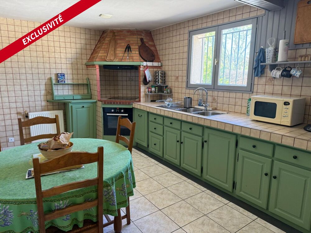 Cette maison est à visiter sans tarder ! Au calme de son impasse avec sa piscine elle offre une bel espace de vie.
