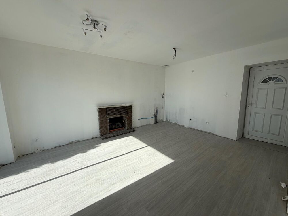 Ensemble immobilier avec garage et hangar et terrain à Bâtir