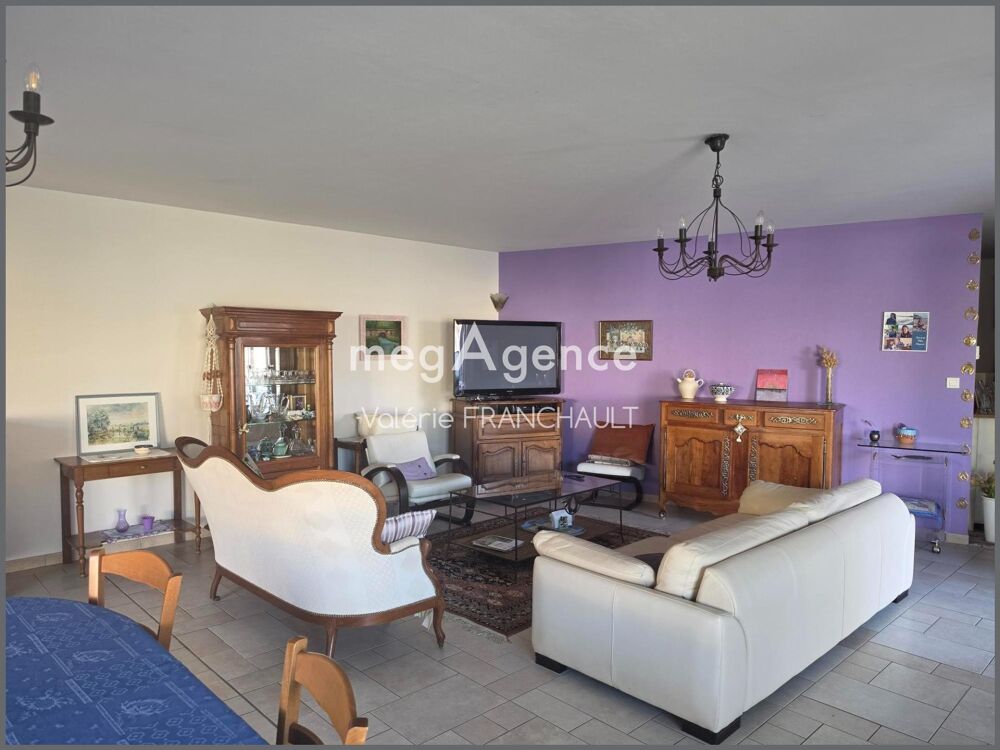 Vente Maison Saint-Jean-d'Hermine, coeur de ville Maison de plain pied de 158M² sur une parcelle de 630M2 environ. Sainte-hermine