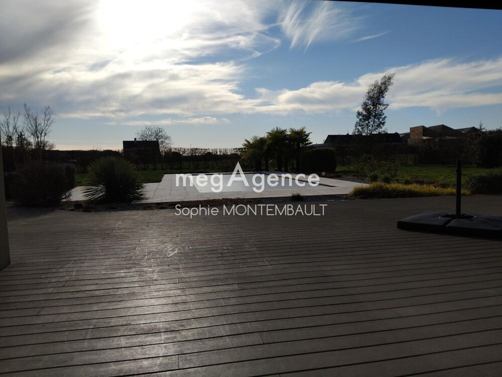 Maison entièrement domotisée , climatisée dans un havre de paix , tout confort avec terrasse et piscine entretenues.