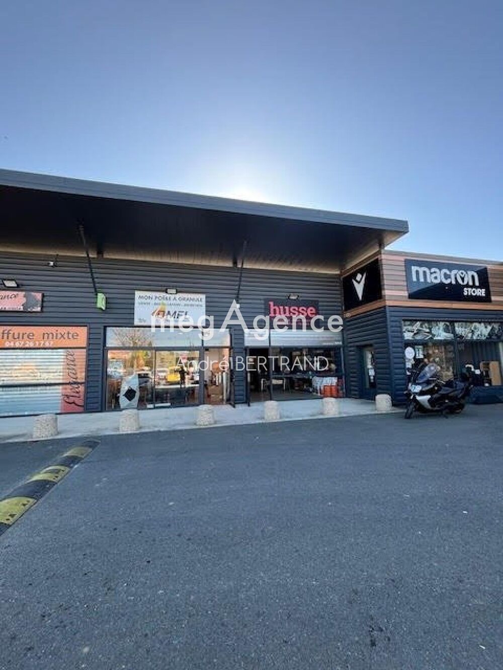   LOCATION LOCAL COMMERCIAL AVEC PARKING 