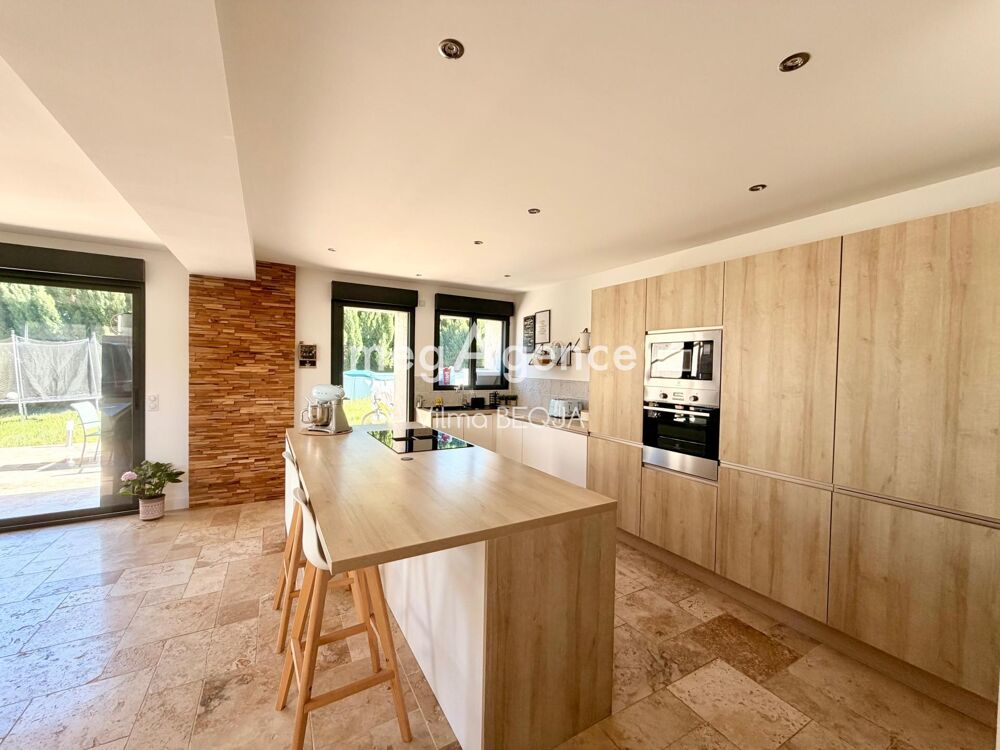 Propriété ancienne de 246 m² habitables entièrement restaurée avec dépendance