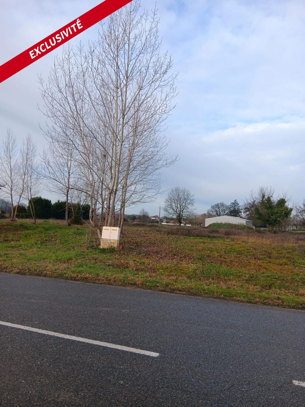 Vente Terrain Valence (82400 ) terrain de 5000m² , viabilisé ,en zone industrielle avec double entrée . Valence