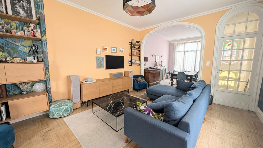 Maison semi-individuelle avec cachet, 4 chambres, 2 garages, grande terrasse