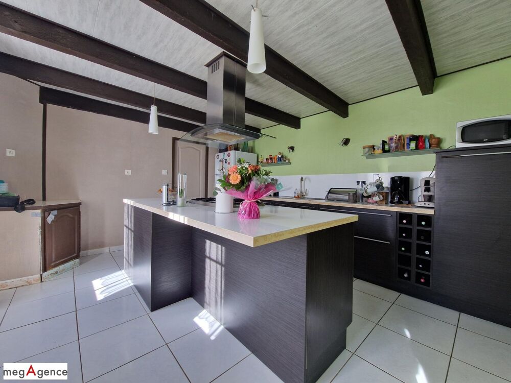 Vente Maison Maison de bourg mitoyenne en pierres avec jardin. Brehand