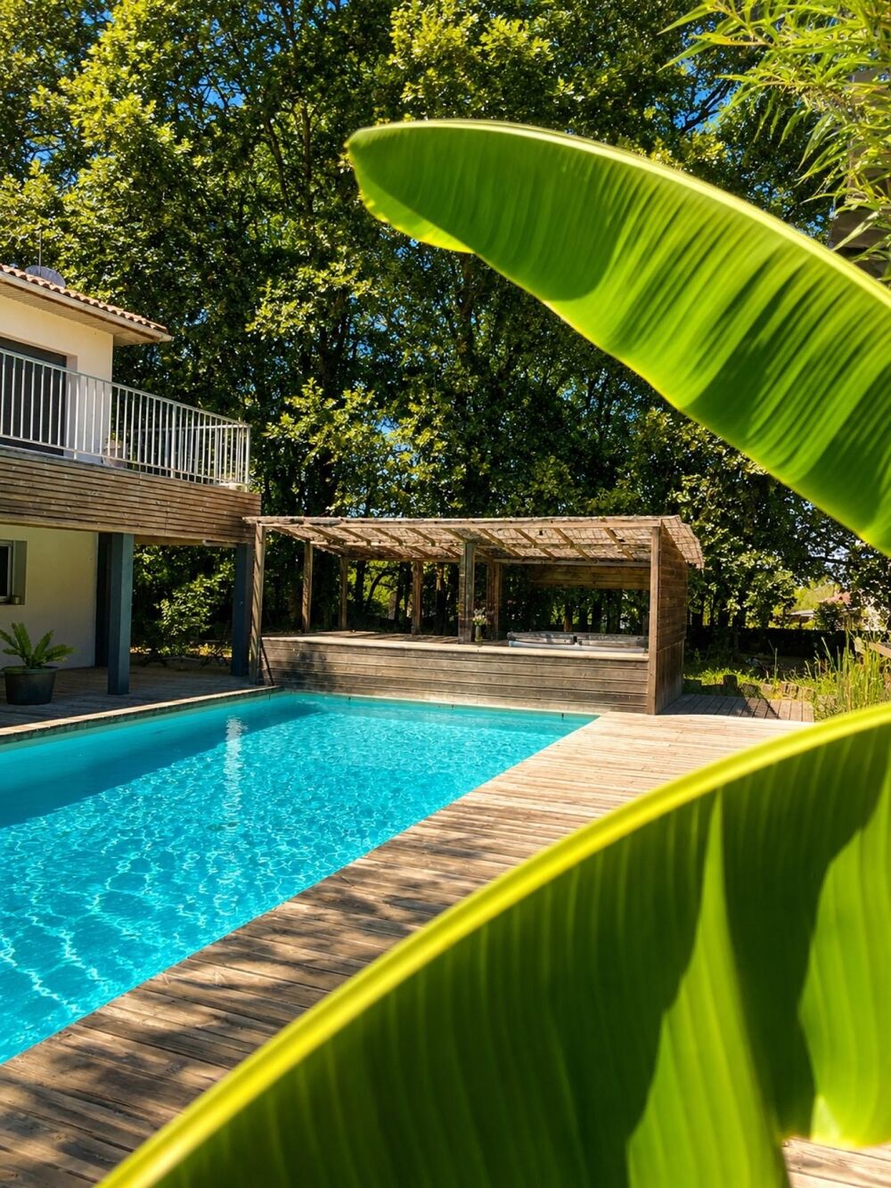 Et si votre prochain coup de coeur se trouvait ici ? Entre piscine, jacuzzi, espaces de réception et environnement boisé, cette p