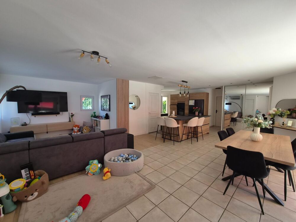 Vente Maison Maison individuelle de plain-pied avec piscine, terrain tout autour – Centre de Roche-la-Molière. DPE C Roche-la-moliere