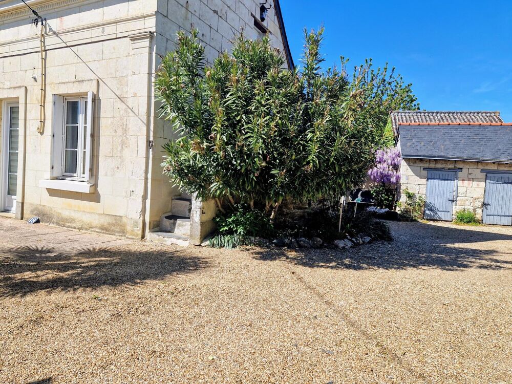 Rare en centre ville de LONGUE JUMELLES. Une propriété familiale avec le charme de l'ancien revisité avec élégance.