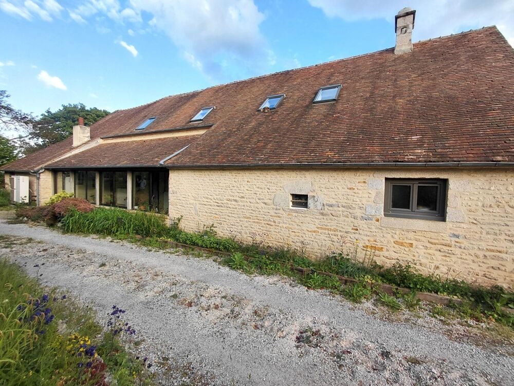 Maison en pierres rénovée 200m², garage, dépendance