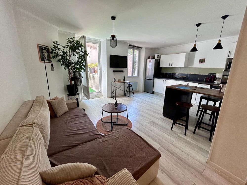 A VENDRE : T3 TRAVERSANT DE 61m² Centre Historique FREJUS - 83600