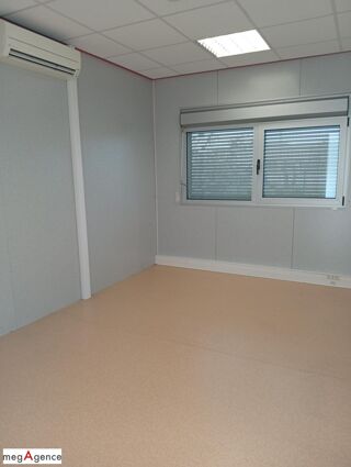   Bureaux, garage de 375 m² sur 9633 m² de terrain clos. Varennes-sur-allier