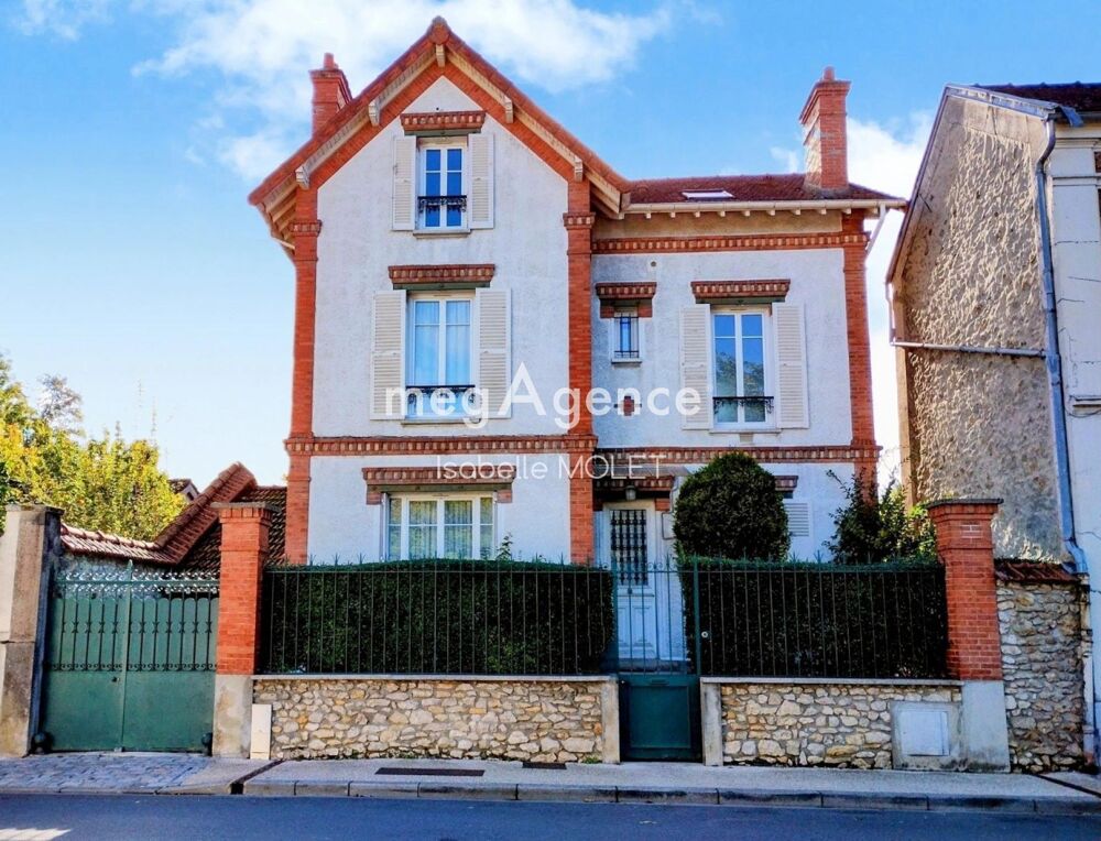 Maison de caractère, beaux volumes, 9 pièces, box
