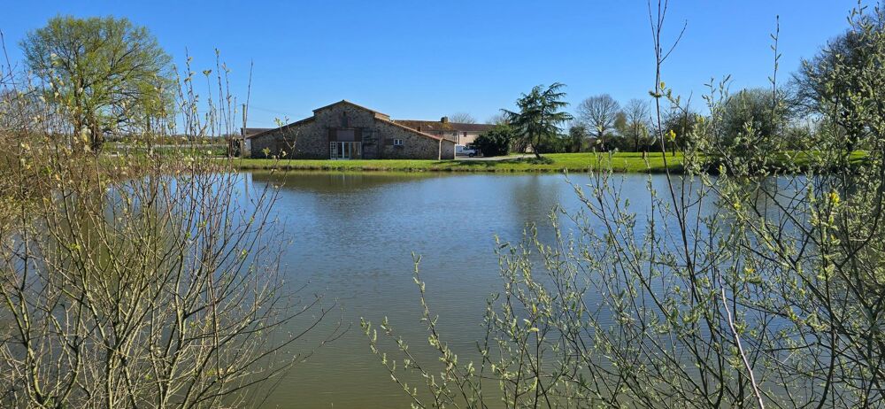 Grange dException avec Étang sur 3,9Ha Rare à la Vente