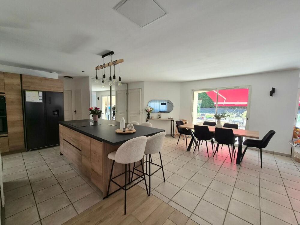 Vente Maison Maison individuelle de plain-pied avec piscine, terrain tout autour – Centre de Roche-la-Molière. DPE C Roche-la-moliere