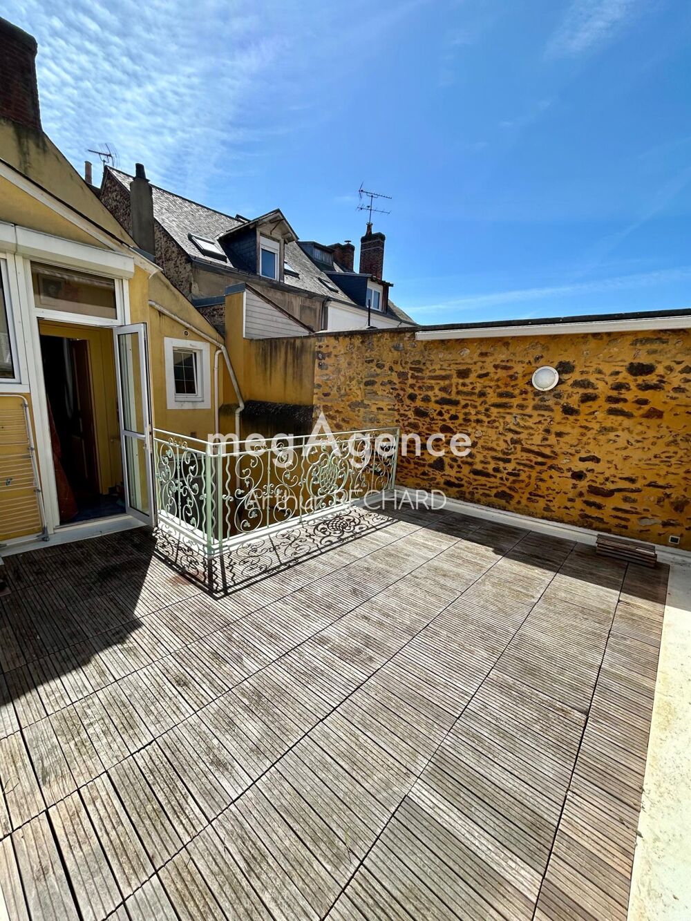 Mancelle traditionnelle de 180m² en plein Centre-ville du Mans avec Patio et Terrasse