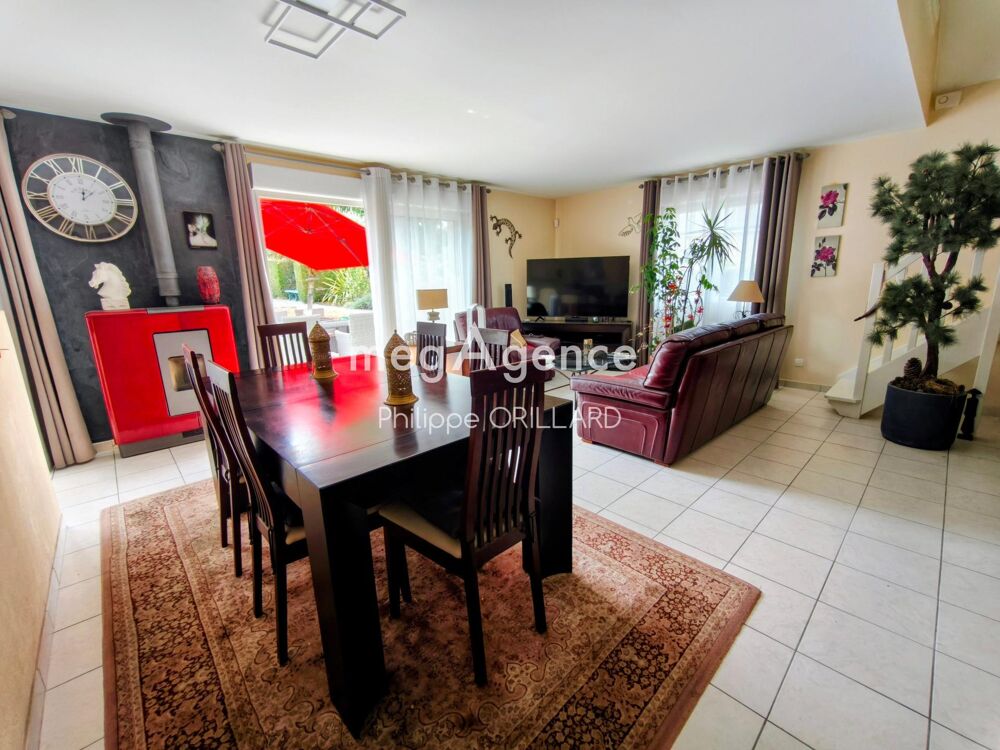Vente Maison Maison 122 m² 4 chambres avec sa piscine . Ombree d anjou