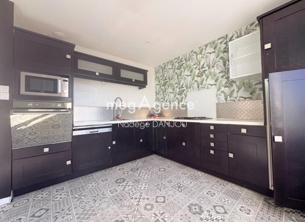 PAVILLON SUR SOUS SOL 139 M2 HABITABLES ST DENIS DE MERE