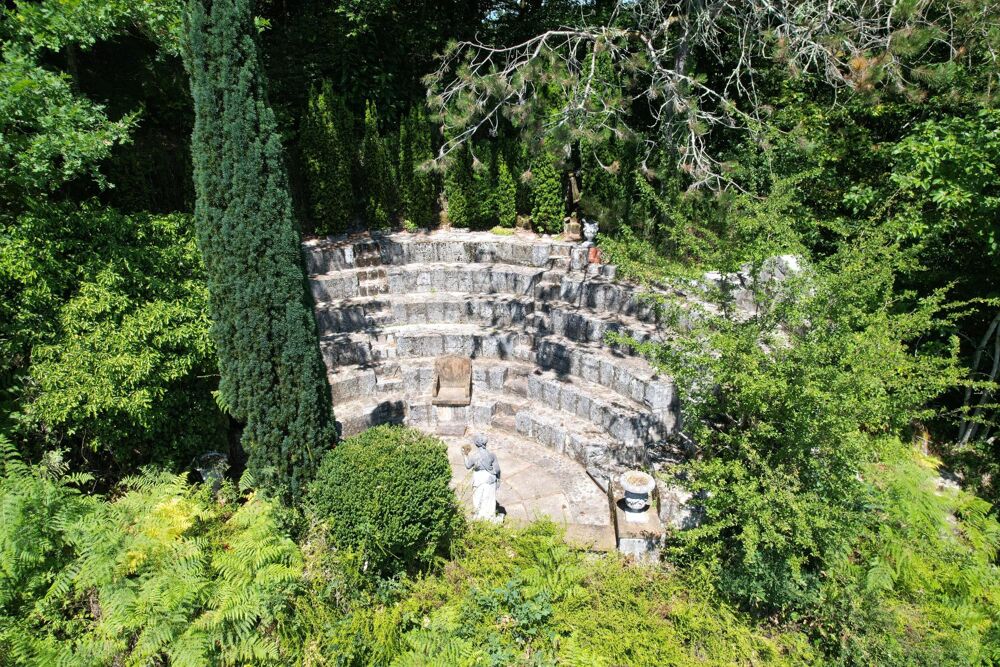 Propriété rare traversée par une rivière - Dépendances -Théatre de verdure