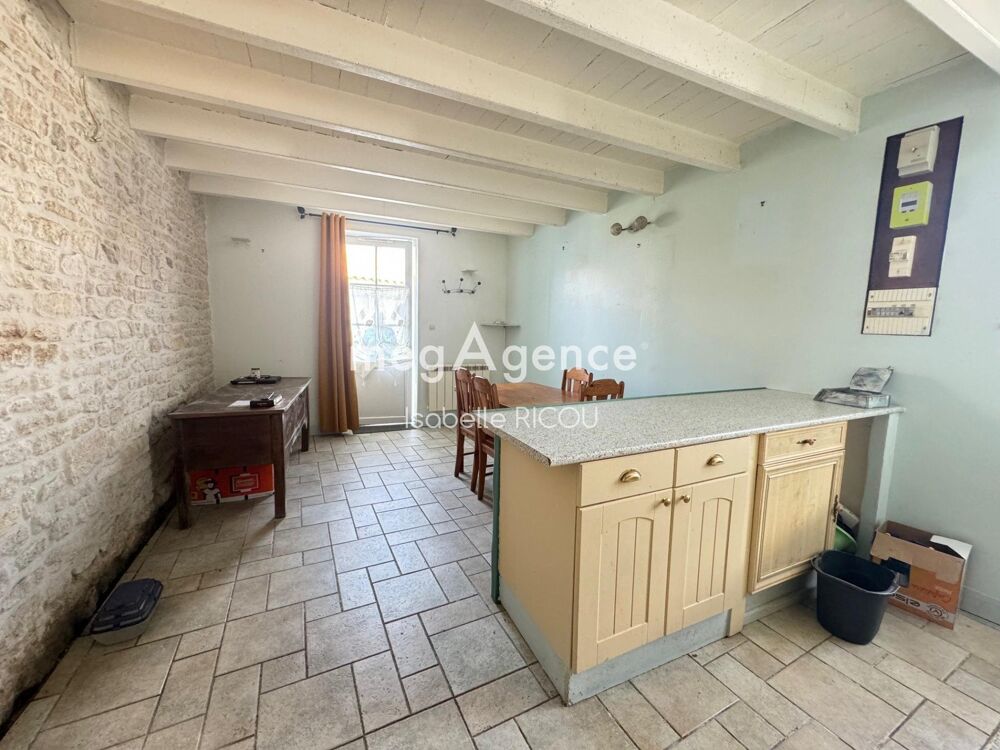 Maison de village en pierre  Authenticité au calme -