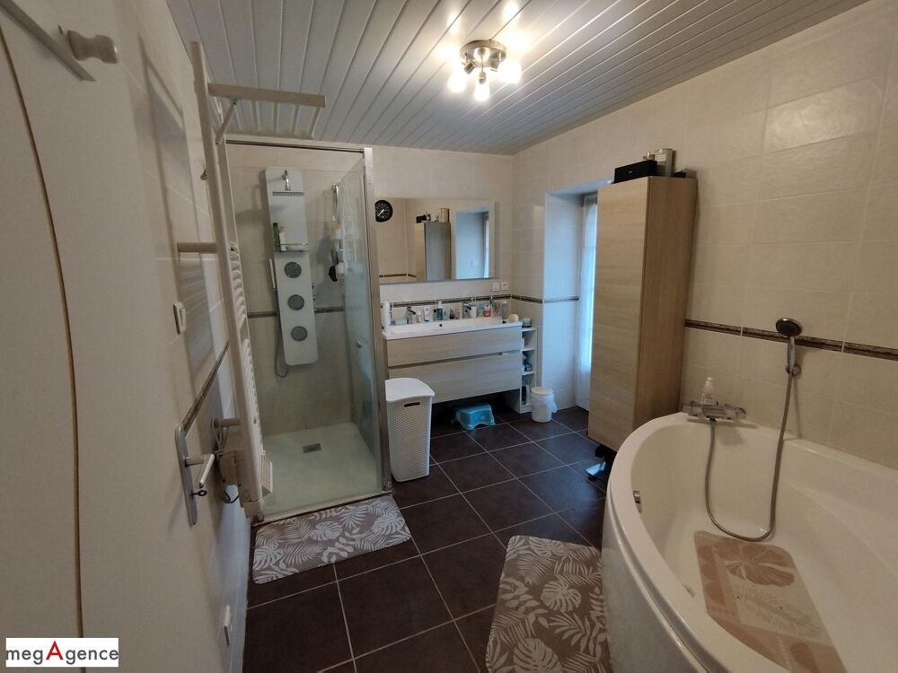 Maison rénovée 3 chambres garage sur 3482 m² clos.