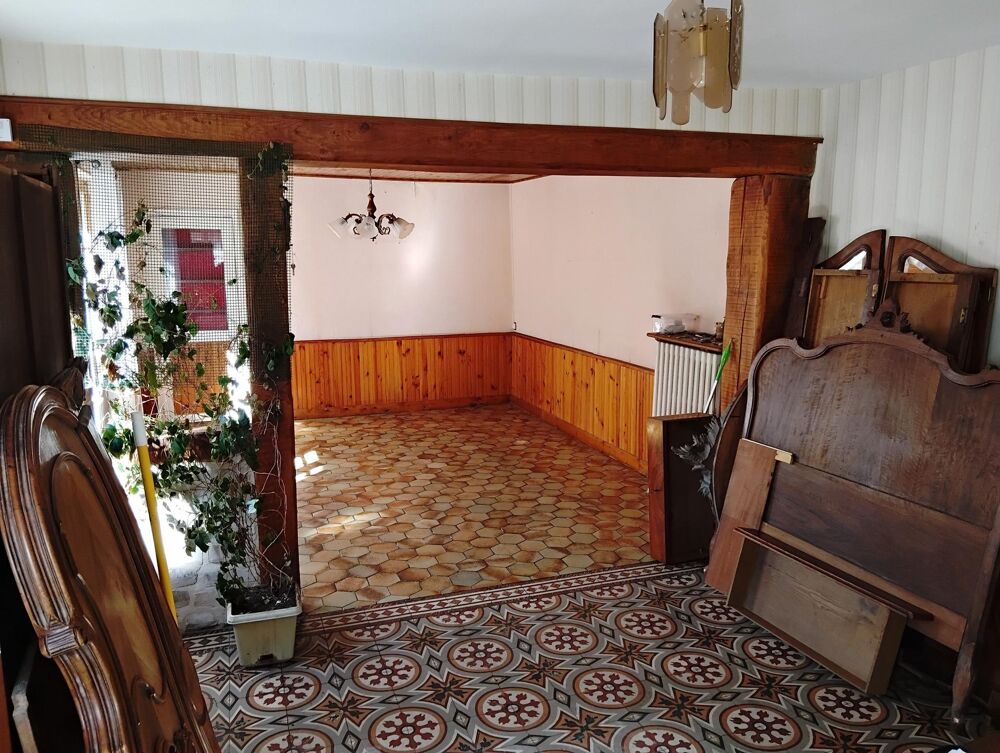 Située sur la commune de L'Aigle, cette maison offre un beau potentiel pour un projet de résidence principale ou dinvestissemen