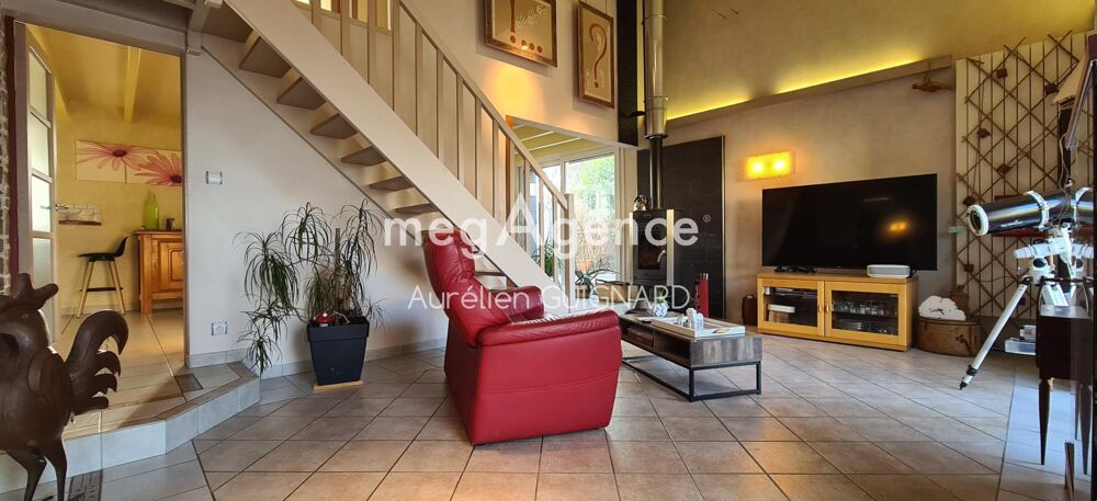 4 chambres, 1 bureau. Bel espace en pelouse. Garage avec grenier