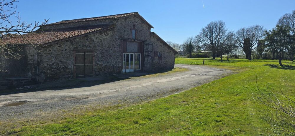 Grange dException avec Étang sur 3,9Ha Rare à la Vente