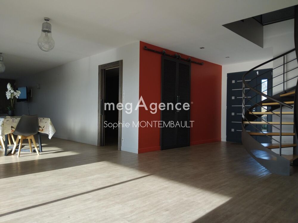 Maison entièrement domotisée , climatisée dans un havre de paix , tout confort avec terrasse et piscine entretenues.