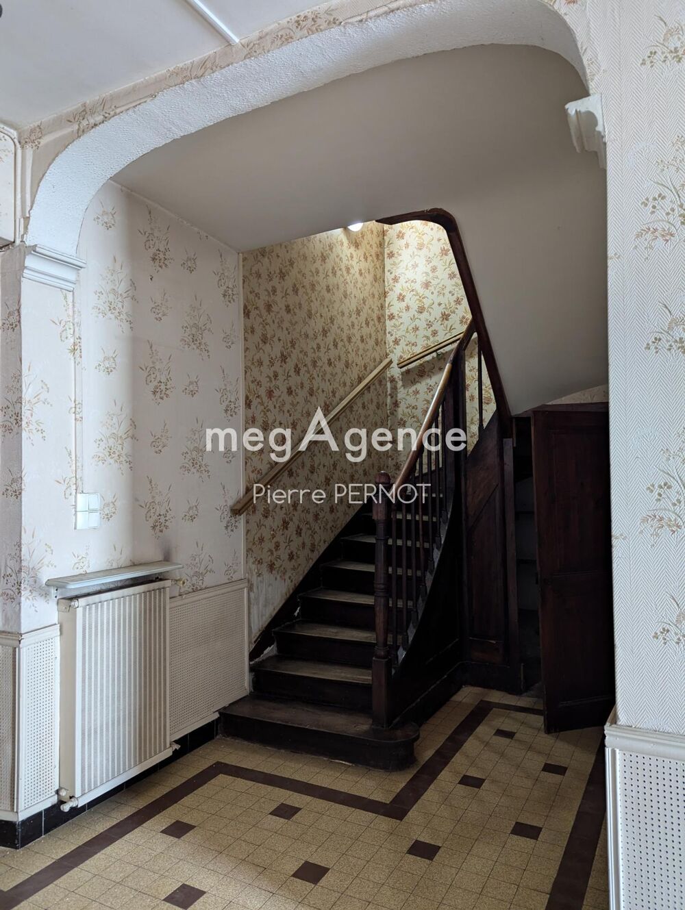Grande maison de ville à rénover avec garage et jardin