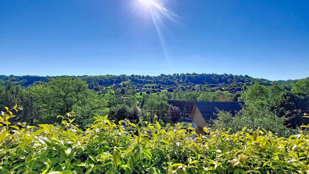 A Equemauville, dominant la vallée, Maison de 190 m² sur deux niveaux. Trois chambres et vaste séjour. 4 garages.