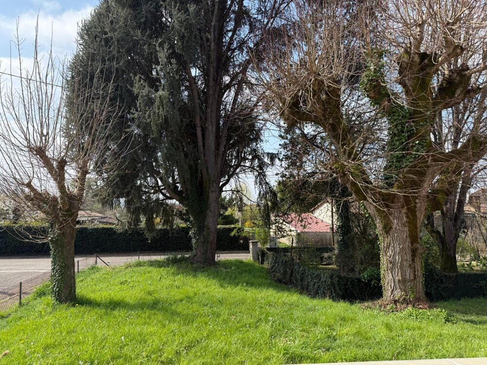 Située à Malause (82200), cette propriété bénéficie d'un emplacement privilégié, à proximité du centre-ville offrant ainsi un ac