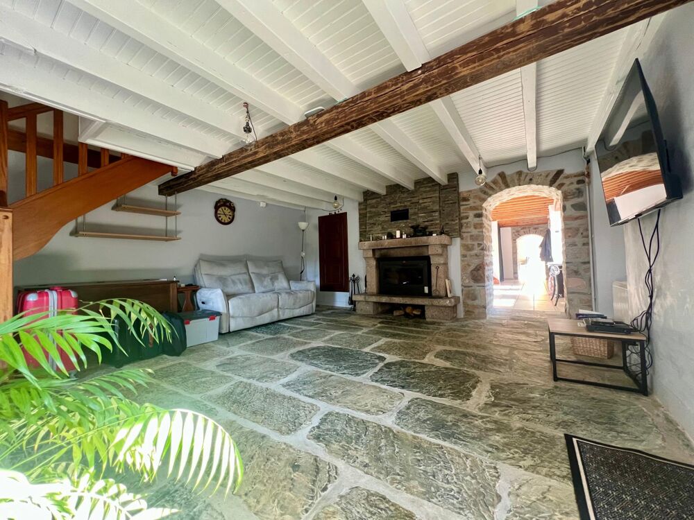Maison en pierre dans un écrin de nature avec étang et forêt