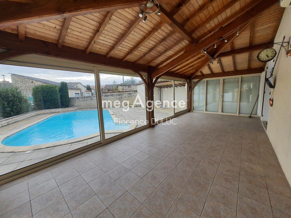 CHARENTAISE DE CHARME AVEC VERANDA, PISCINE, GARAGE