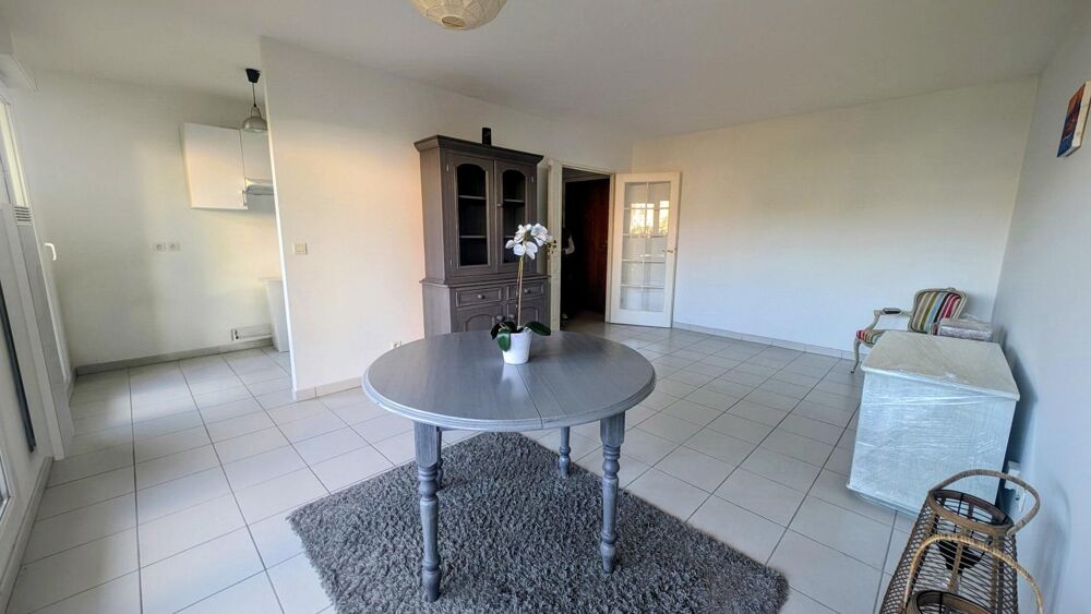 Appartement lumineux en rez-de-jardin avec place de parking