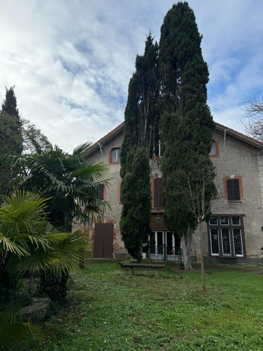 Rare sur le secteur, Manoir du 19ème siècle situé dans un écrin de verdure, coup de coeur assuré par cette belle demeure