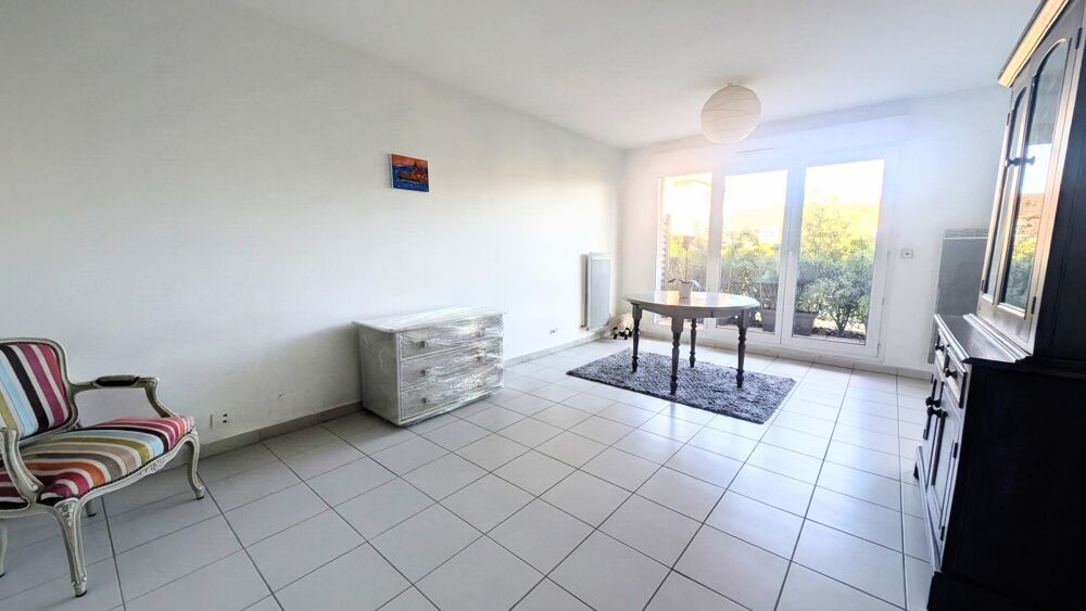 Appartement lumineux en rez-de-jardin avec place de parking
