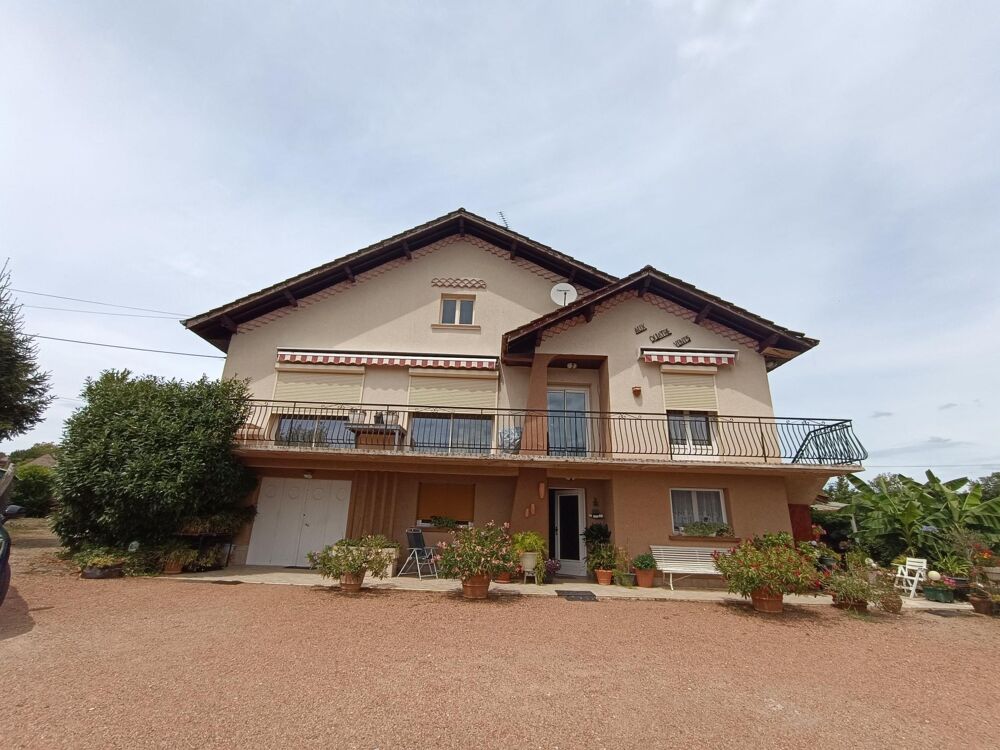 Vaste maison de village avec vue