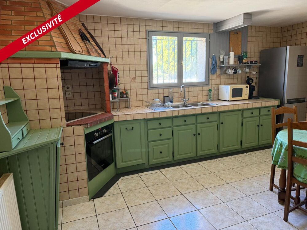 Cette maison est à visiter sans tarder ! Au calme de son impasse avec sa piscine elle offre une bel espace de vie.