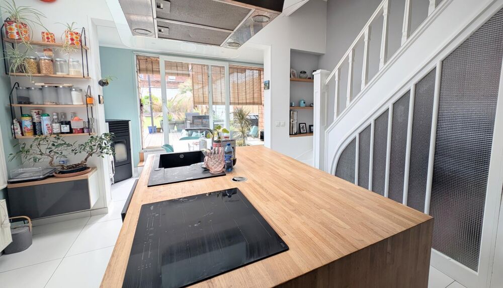 Maison semi-individuelle avec cachet, 4 chambres, 2 garages, grande terrasse