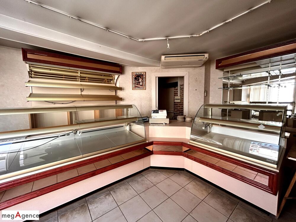 En centre ville 165.29 m², comprenant : logement d'habitation + ancien local commercial (avec boutique et vitrine)