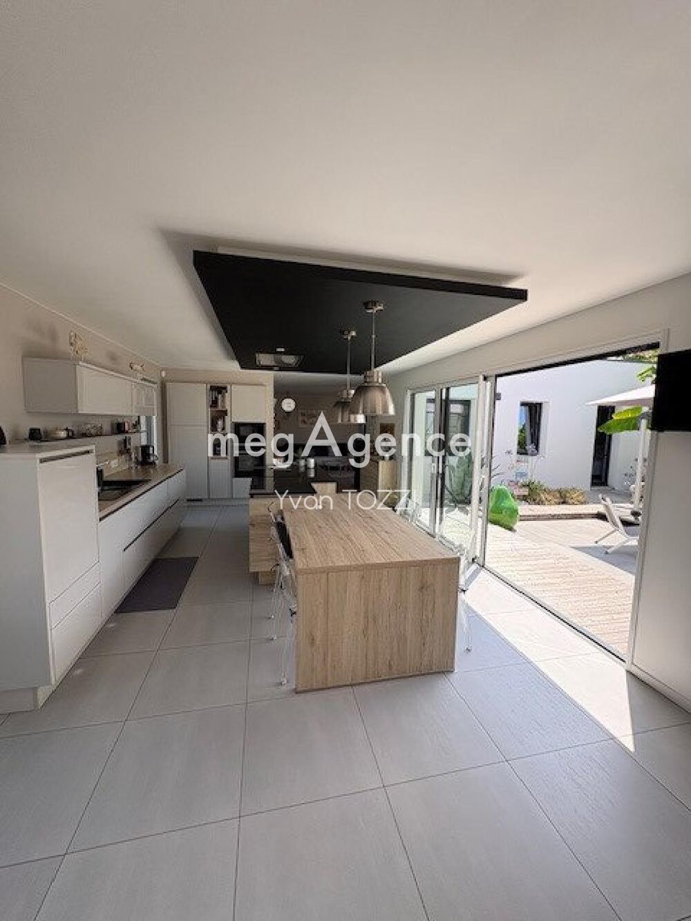 Maison contemporaine de plain-pied avec piscine
