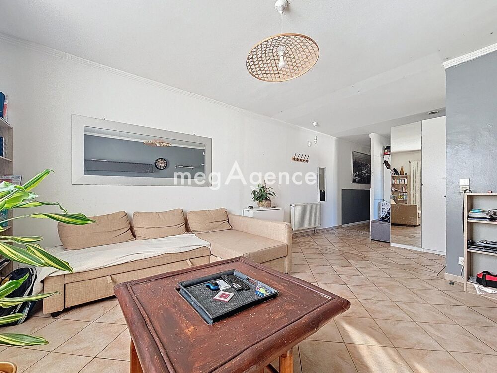 MAISON INDIVIDUELLE AVEC GARAGE ET JARDIN PRIVE